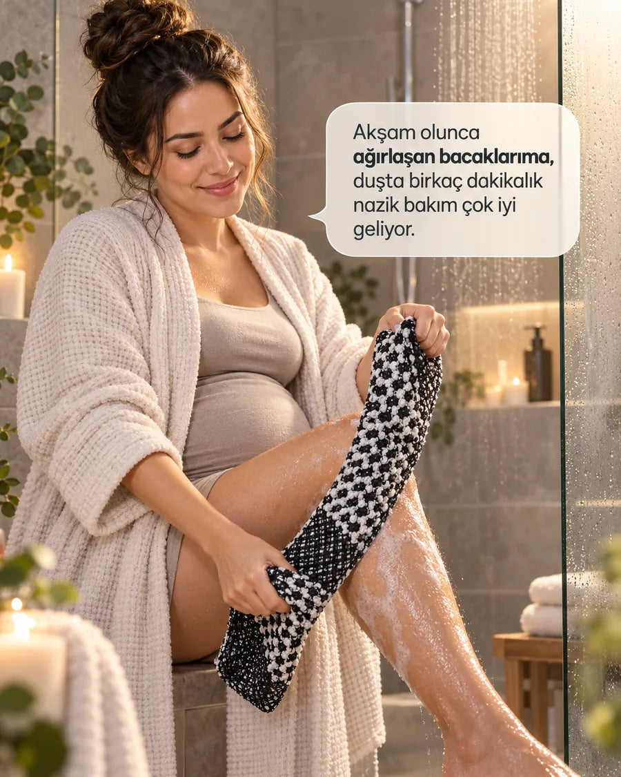 Duş sırasında bacaklarına bakım yapan anne adayı